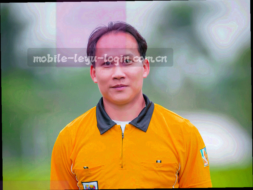 纸质名单与屏幕条目对照的抽象画面，不出现可识别的人脸与真实姓名