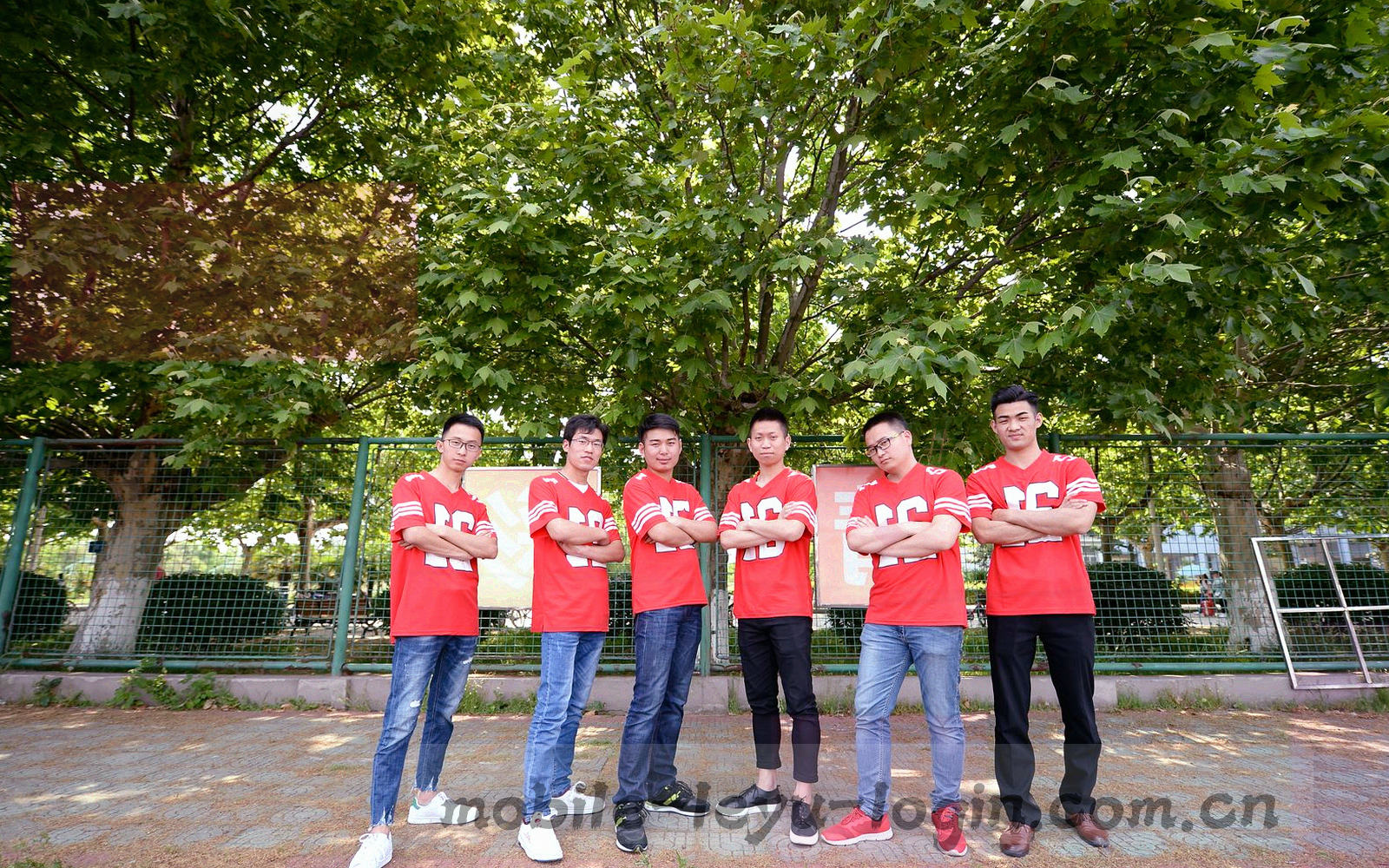 足球比赛中场拼抢的动感瞬间，画面上叠加半透明的数据网格与统计线条